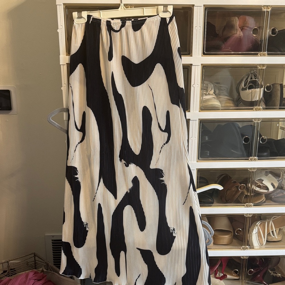 Black and White Abstract Print Skirt
